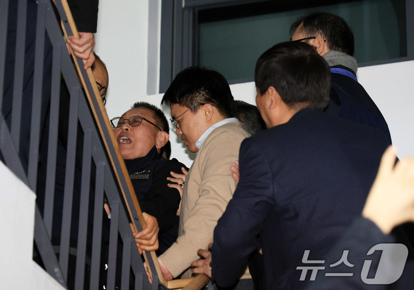 (서울=뉴스1) 이호윤 기자 = 14일 서울지방노동위원회에서 열린 특별조정위원회 2차 사후 조정회의에서 박점곤 서울시버스노동조합 위원장이 회의장을 나서자 서울시버스운송사업조합 관계 …