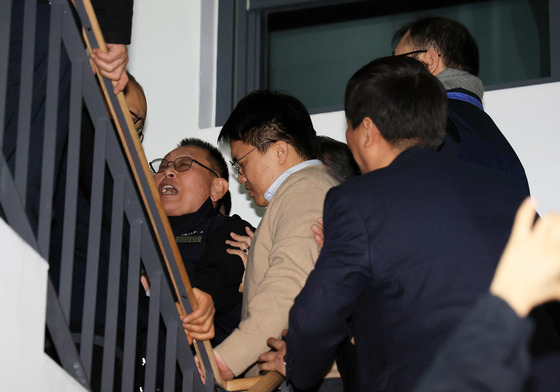 조정 테이블 떠나는 버스 노조, 만류하는 사측