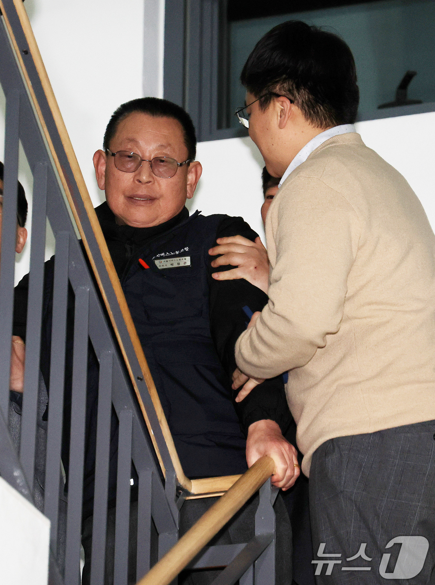 (서울=뉴스1) 이호윤 기자 = 14일 서울지방노동위원회에서 열린 특별조정위원회 2차 사후 조정회의에서 박점곤 서울시버스노동조합 위원장이 회의장을 나서자 서울시버스운송사업조합 관계 …