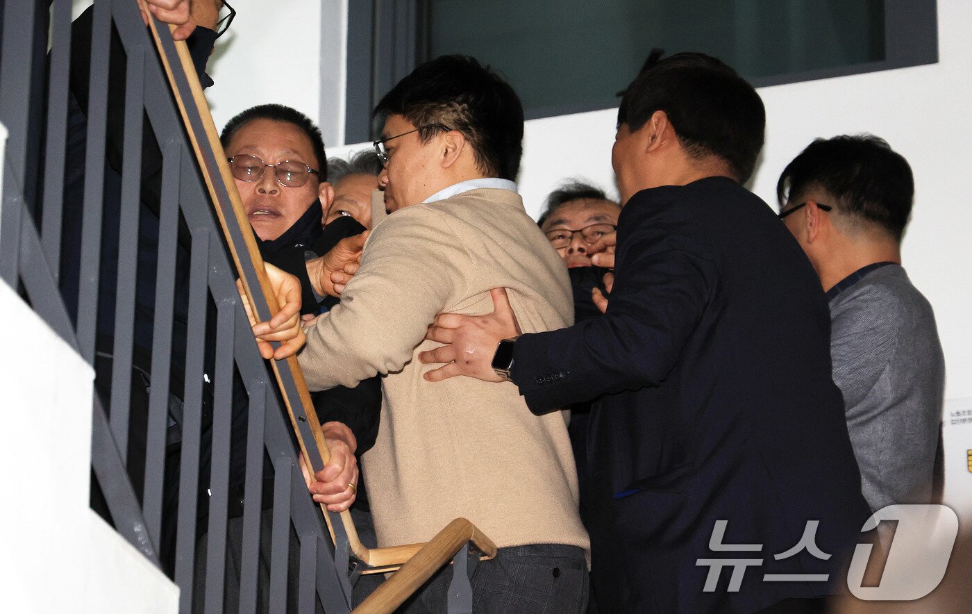 본문 이미지 - 14일 서울지방노동위원회에서 열린 특별조정위원회 2차 사후 조정회의에서 박점곤 서울시버스노동조합 위원장이 회의장을 나서자 서울시버스운송사업조합 관계자들이 이를 만류하고 있다. 2026.1.14/뉴스1 ⓒ News1 이호윤 기자