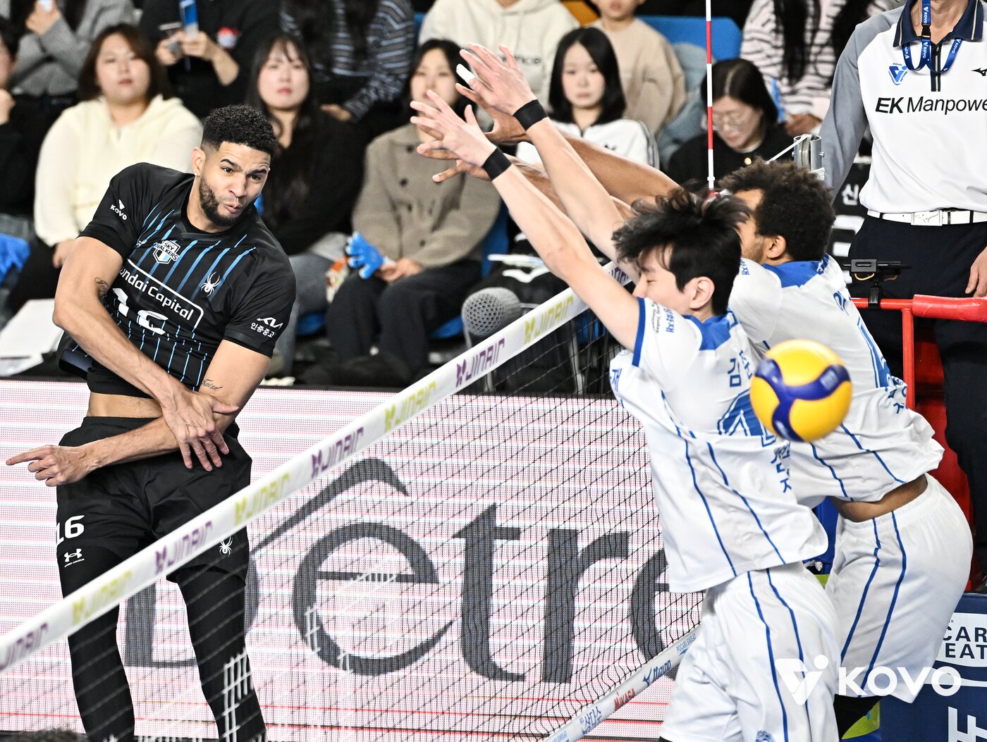 본문 이미지 - 현대캐피탈은 14일 천안유관순체육관에서 열린 2025-26 V리그 남자부 4라운드 삼성화재와 홈 경기에서 3-0으로 이겼다. (KOVO 제공)