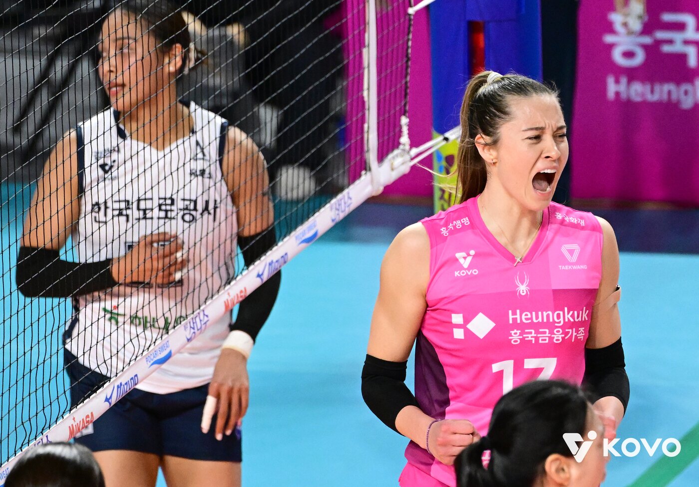 본문 이미지 - 흥국생명(오른쪽)은 14일 인천삼선월드체육관에서 열린 2025-26 V리그 여자부 4라운드 홈 경기에서 한국도로공사에 3-1로 역전승했다. (KOVO 제공)