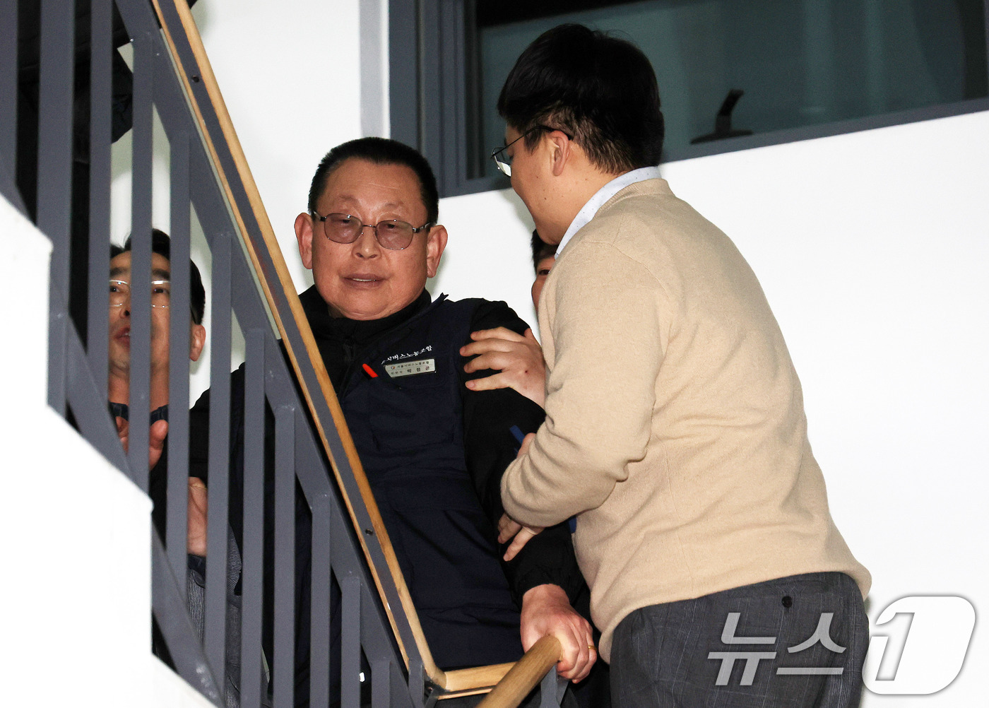 (서울=뉴스1) 이호윤 기자 = 14일 서울 영등포구 서울지방노동위원회에서 열린 특별조정위원회 2차 사후 조정회의에서 박점곤 서울시버스노동조합 위원장이 회의장을 나서자 서울시버스운 …