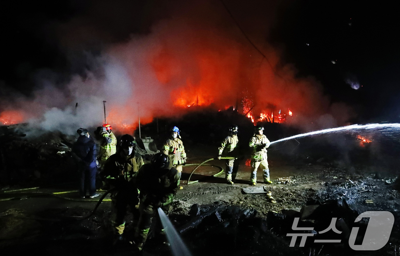 (영천=뉴스1) 공정식 기자 = 14일 오후 7시 11분쯤 경북 영천시 화산면 가상리 주택에서 원인을 알 수 없는 불이 나 현장에 출동한 소방관들이 진화하고 있다. 주택에서 시작된 …