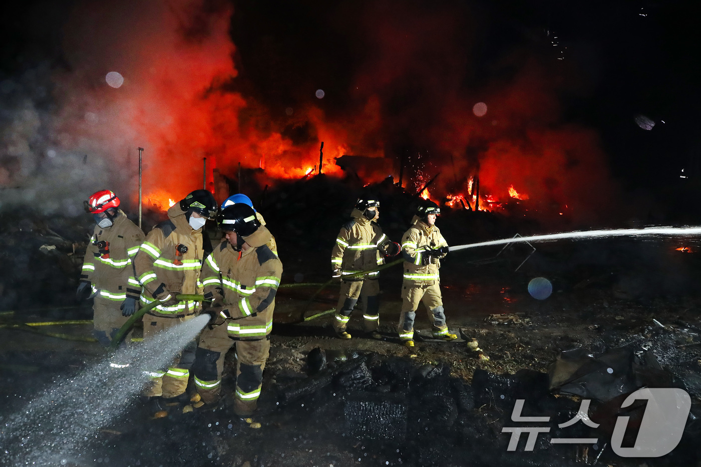 (영천=뉴스1) 공정식 기자 = 14일 오후 7시 11분쯤 경북 영천시 화산면 가상리 주택에서 원인을 알 수 없는 불이 나 현장에 출동한 소방관들이 진화하고 있다. 주택에서 시작된 …