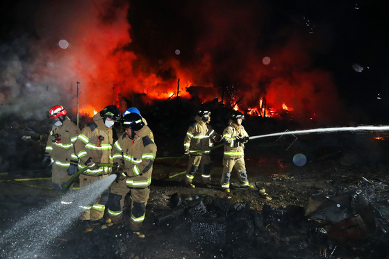 백학산으로 번진 영천 주택 화재, 큰 불길 잡혀