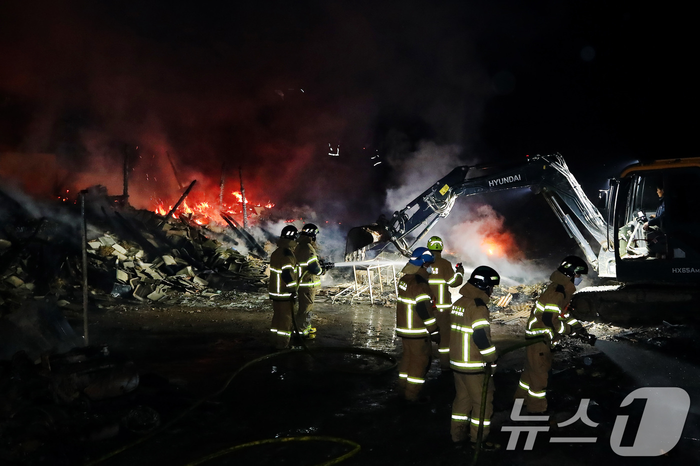 (영천=뉴스1) 공정식 기자 = 14일 오후 7시 11분쯤 경북 영천시 화산면 가상리 주택에서 원인을 알 수 없는 불이 나 현장에 출동한 소방관들이 진화하고 있다. 주택에서 시작된 …