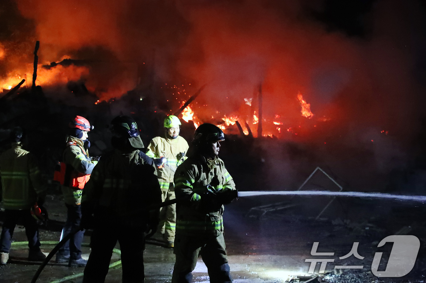 (영천=뉴스1) 공정식 기자 = 14일 오후 7시 11분쯤 경북 영천시 화산면 가상리 주택에서 원인을 알 수 없는 불이 나 현장에 출동한 소방관들이 진화하고 있다. 주택에서 시작된 …