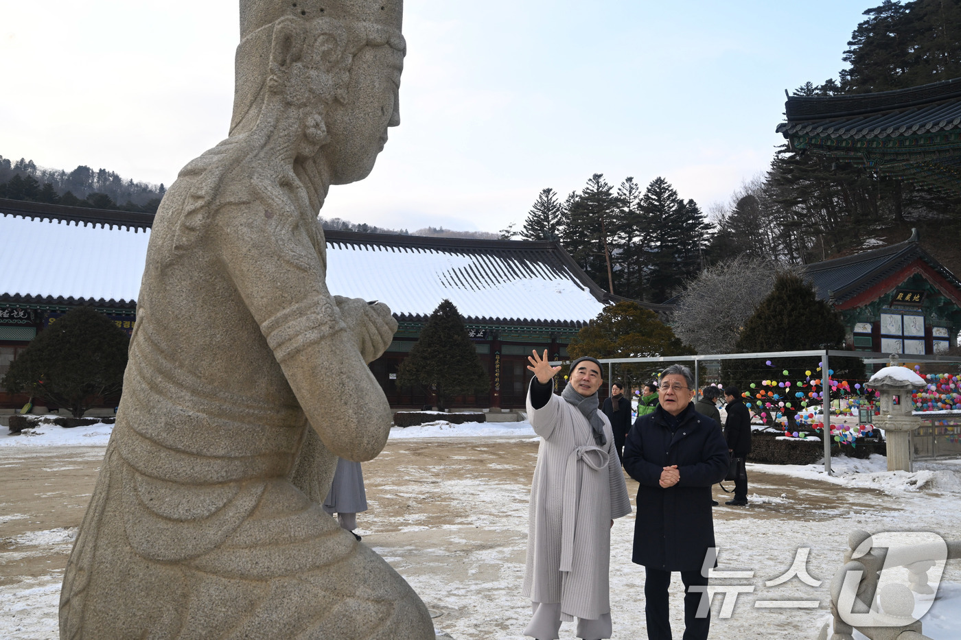 (서울=뉴스1) = 허민 국가유산청장(오른쪽)이 14일 오후 강원도 평창군 소재의 사찰 월정사를 방문해 국보 ‘평창 월정사 석조보살좌상’을 주지 정념스님(왼쪽)의 설명을 들으며 살 …