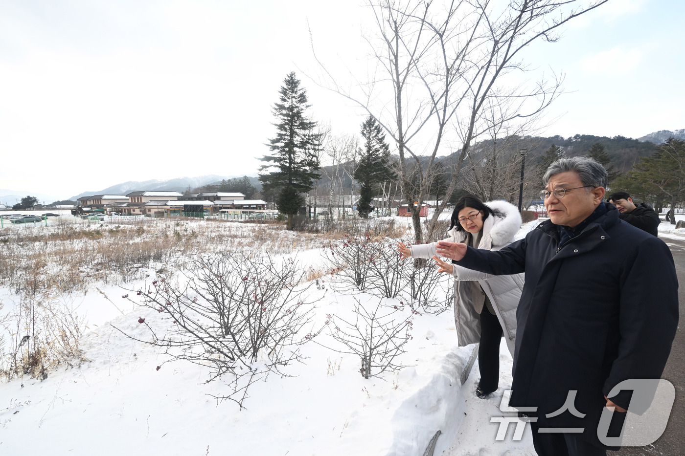 (서울=뉴스1) = 허민 국가유산청장(오른쪽)이 14일 오후 국립조선왕조실록박물관의 디지털 외사고가 건립될 강원도 평창군 소재 오대산국립공원 박물관단지 내 부지를 김정임 실록박물관 …