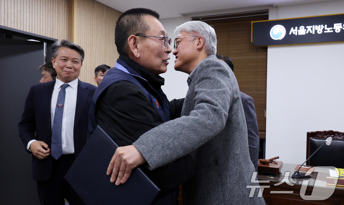 (서울=뉴스1) 박지혜 기자 = 14일 서울 영등포구 서울지방노동위원회에서 열린 특별조정위원회 2차 사후 조정회의에서 서울 시내버스 노사가 임금협상에 극적으로 합의한 뒤 박점곤 서 …