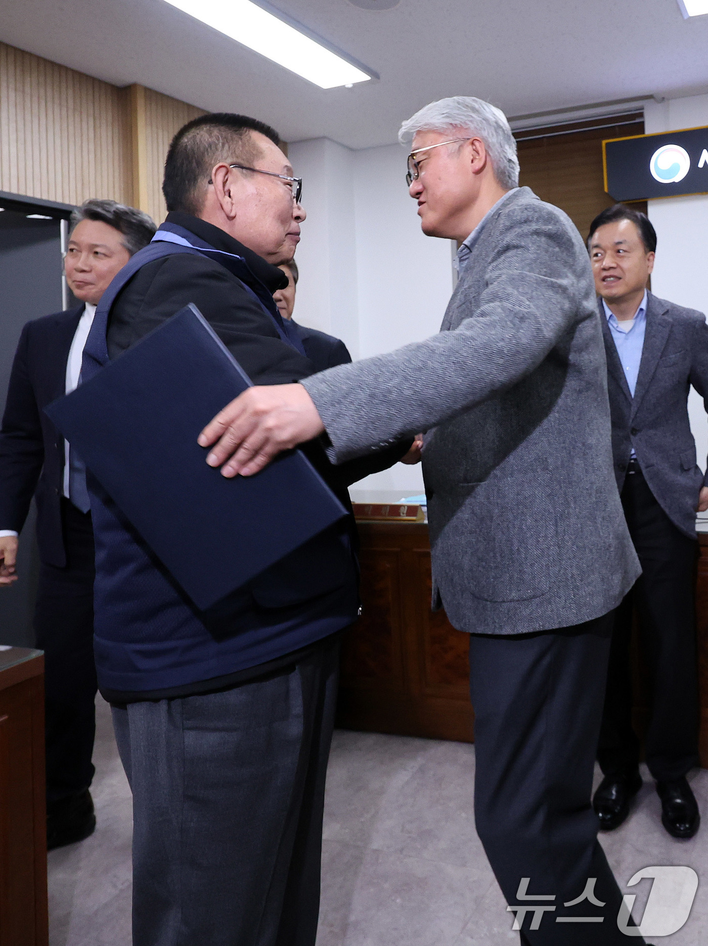 (서울=뉴스1) 박지혜 기자 = 14일 서울 영등포구 서울지방노동위원회에서 열린 특별조정위원회 2차 사후 조정회의에서 서울 시내버스 노사가 임금협상에 극적으로 합의한 뒤 박점곤 서 …