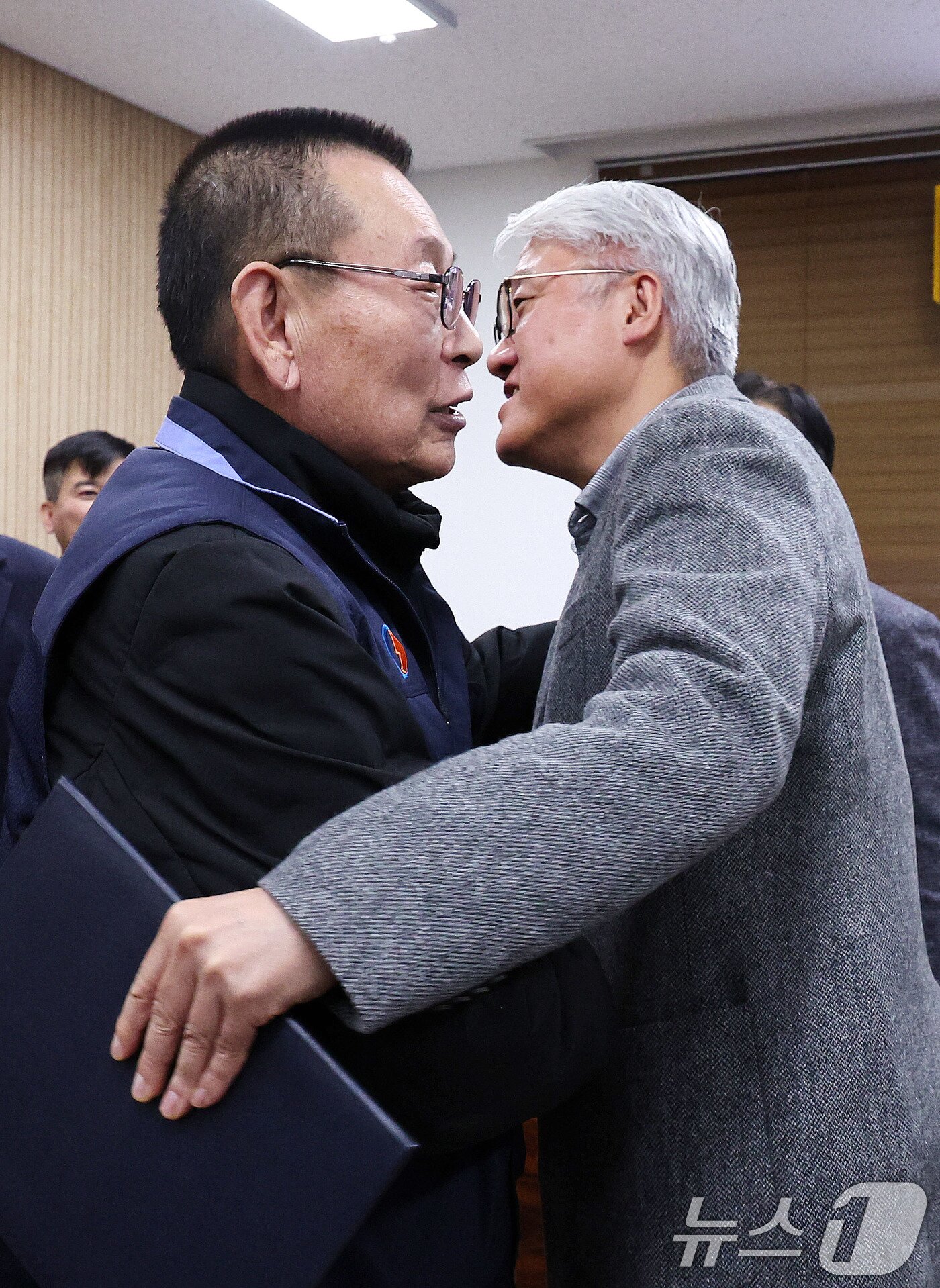 본문 이미지 - 14일 서울 영등포구 서울지방노동위원회에서 열린 특별조정위원회 2차 사후 조정회의에서 서울 시내버스 노사가 임금협상에 극적으로 합의한 뒤 박점곤 서울시버스노동조합 위원장과 김정환 서울시버스사업조합 이사장이 포옹을 하고 있다. 2026.1.15/뉴스1 ⓒ News1 박지혜 기자