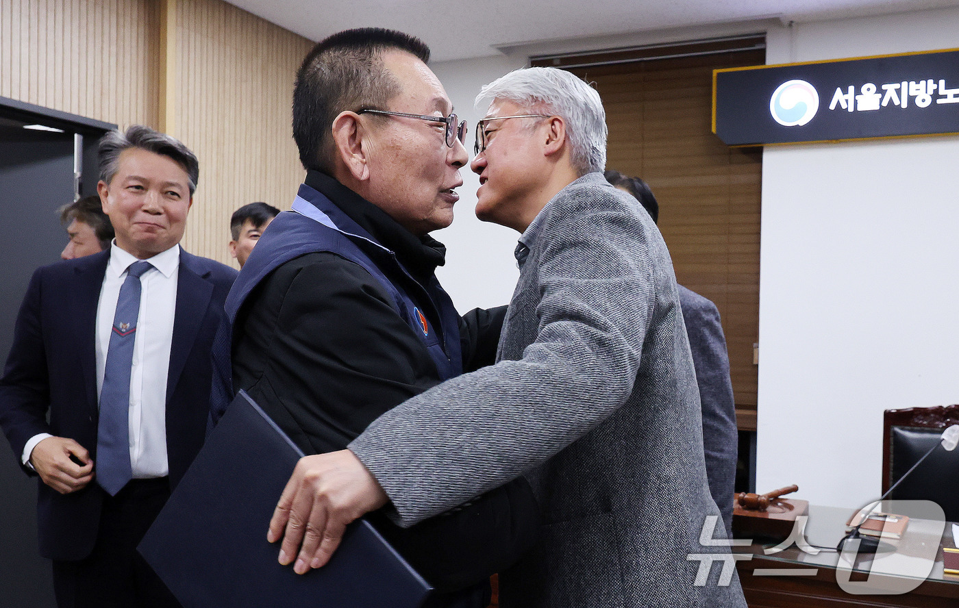 (서울=뉴스1) 박지혜 기자 = 14일 서울 영등포구 서울지방노동위원회에서 열린 특별조정위원회 2차 사후 조정회의에서 서울 시내버스 노사가 임금협상에 극적으로 합의한 뒤 박점곤 서 …