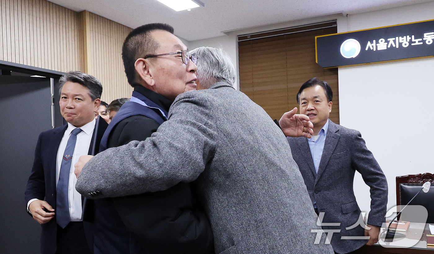 (서울=뉴스1) 박지혜 기자 = 14일 서울 영등포구 서울지방노동위원회에서 열린 특별조정위원회 2차 사후 조정회의에서 서울 시내버스 노사가 임금협상에 극적으로 합의한 뒤 박점곤 서 …