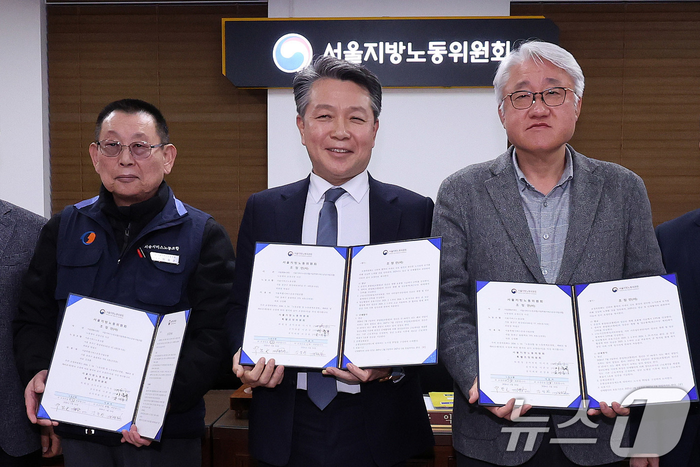 (서울=뉴스1) 박지혜 기자 = 14일 서울 영등포구 서울지방노동위원회에서 열린 특별조정위원회 2차 사후 조정회의에서 서울 시내버스 노사가 임금협상에 극적으로 합의한 뒤 박점곤 서 …