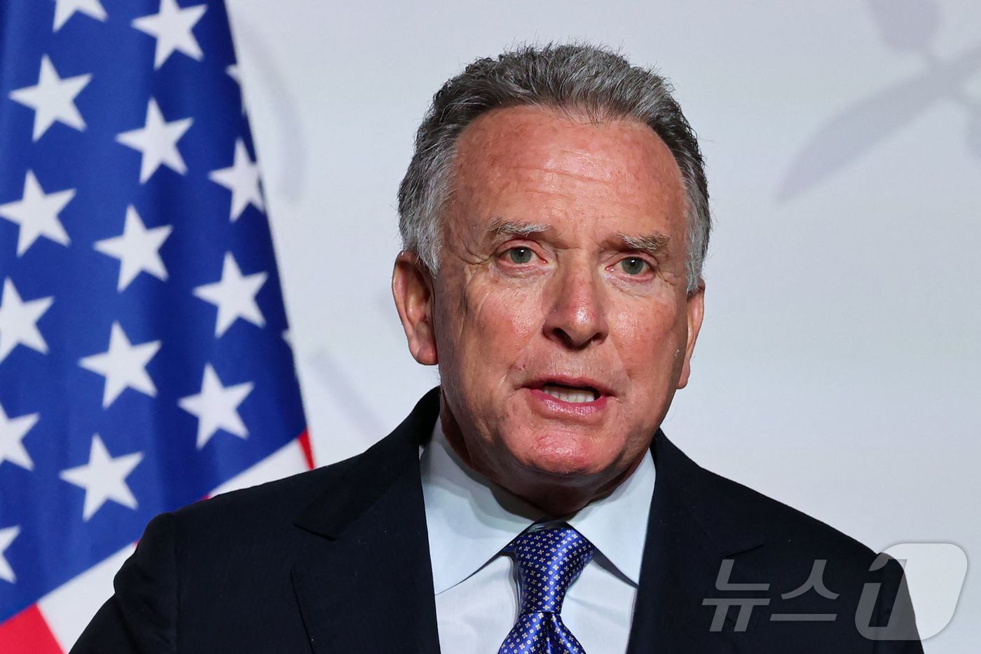 (파리 AFP=뉴스1) 강민경 기자 = 스티브 위트코프 미국 특사가 6일 프랑스 파리 엘리제궁에서 열린 '의지의 연합' 회의에 참석해 발언하고 있다. 2026.1.6ⓒ AFP=뉴스 …