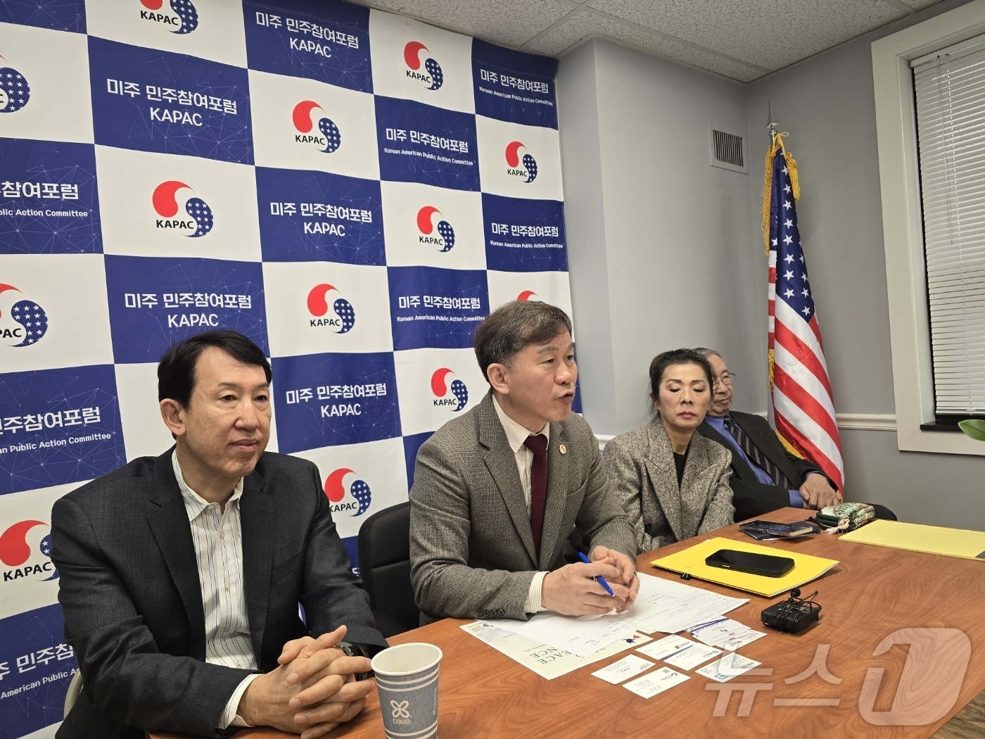 (워싱턴=뉴스1) 류정민 특파원 = 최광철 민주참여포럼(KAPAC) 대표(가운데)가 14일(현지시간) 미국 버지니아주 알렉산드리아에서 기자간담회를 열고 오는 6월 '평화 포럼' 개 …