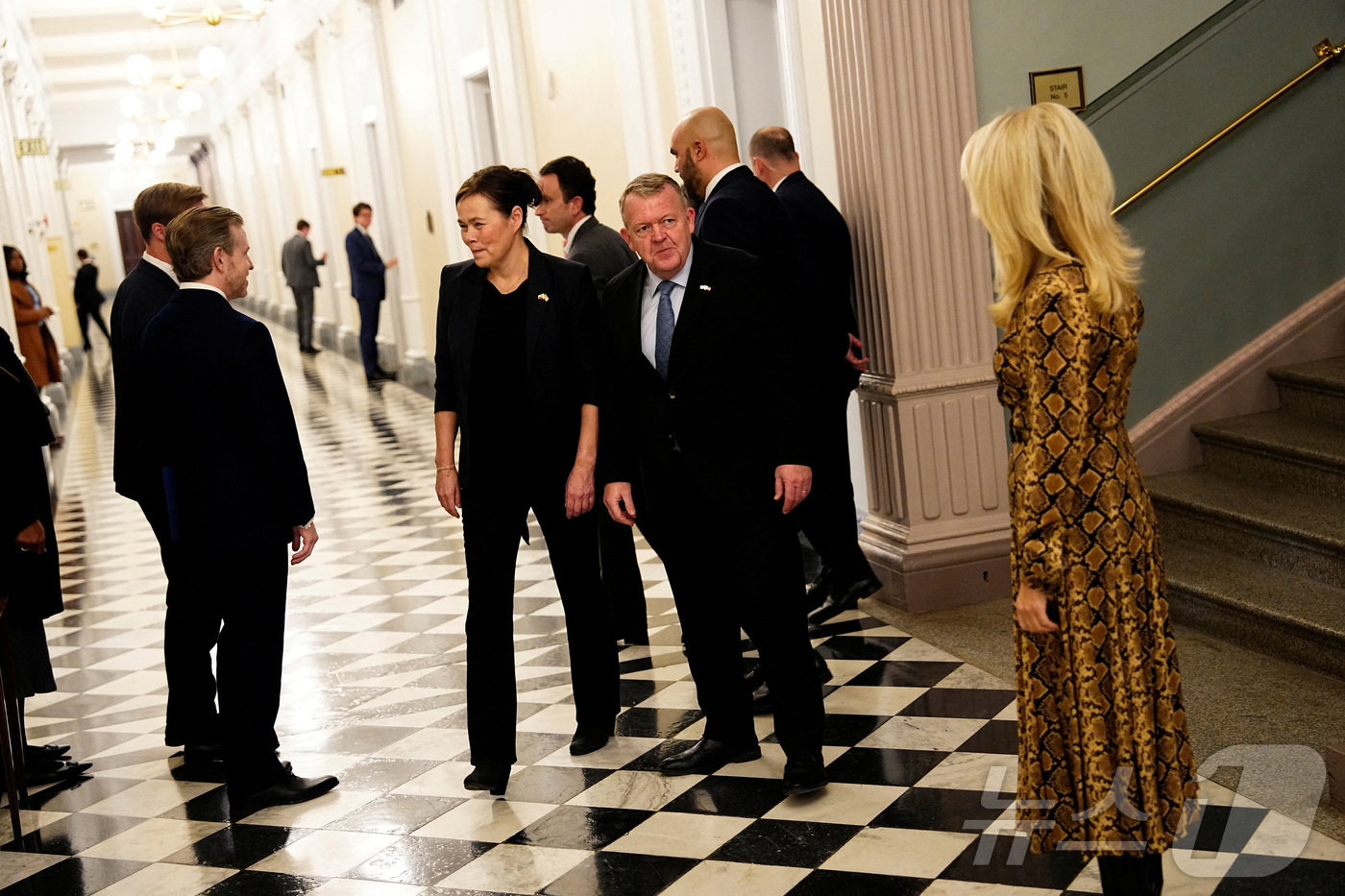 (워싱턴 로이터=뉴스1) 강민경 기자 = 라르스 뢰케 라스무센 덴마크 외무장관(가운데)와 비비안 모츠펠트 그린란드 외무장관이 14일(현지시간) 미국과의 담판을 위해 백악관에 도착해 …