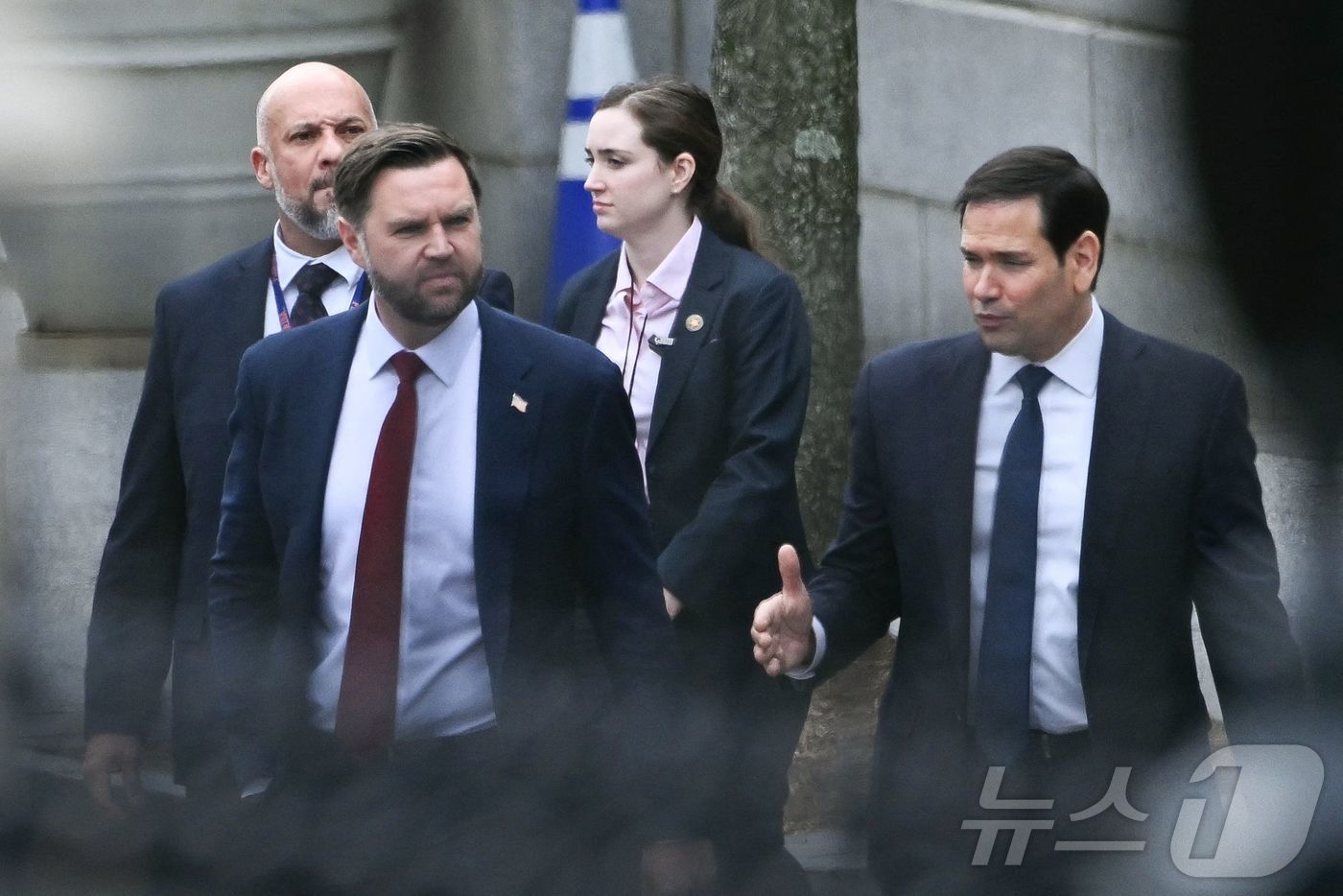 (워싱턴DC AFP=뉴스1) 류정민 특파원 = JD 밴스 미국 부통령과 마코 루비오 국무장관이 14일(현지시간) 워싱턴DC 백악관의 아이젠하워 행정동에서 라스 뢰케 라스무센 덴마크 …