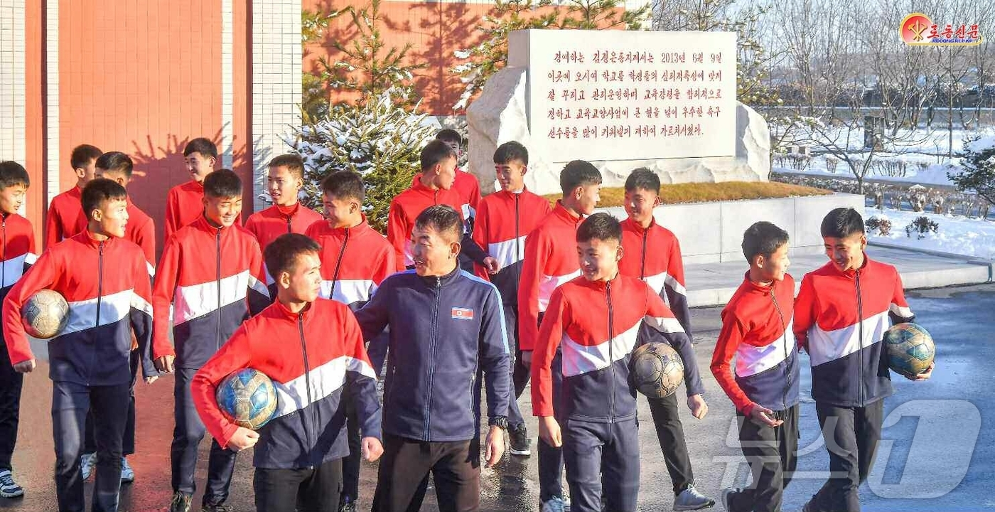 (평양 노동신문=뉴스1) = 북한 노동당 기관지 노동신문은 15일 평양국제축구학교 학생들을 조명하며 "조국의 영예를 떨치는 앞날의 미더운 축구선수들로 준비해 간다"라고 보도했다. …