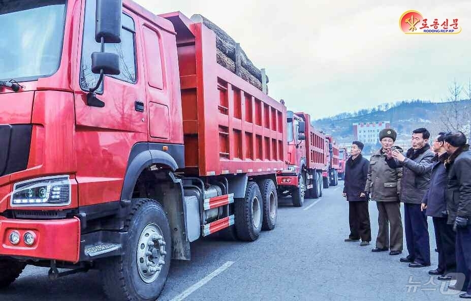 (평양 노동신문=뉴스1) = 북한 노동당 기관지 노동신문은 15일 "새해 정초부터 평안남도와 자강도의 일꾼들과 당원들과 근로자들이 자립경제발전의 전초기지를 함께 지켜선 심정으로 서 …