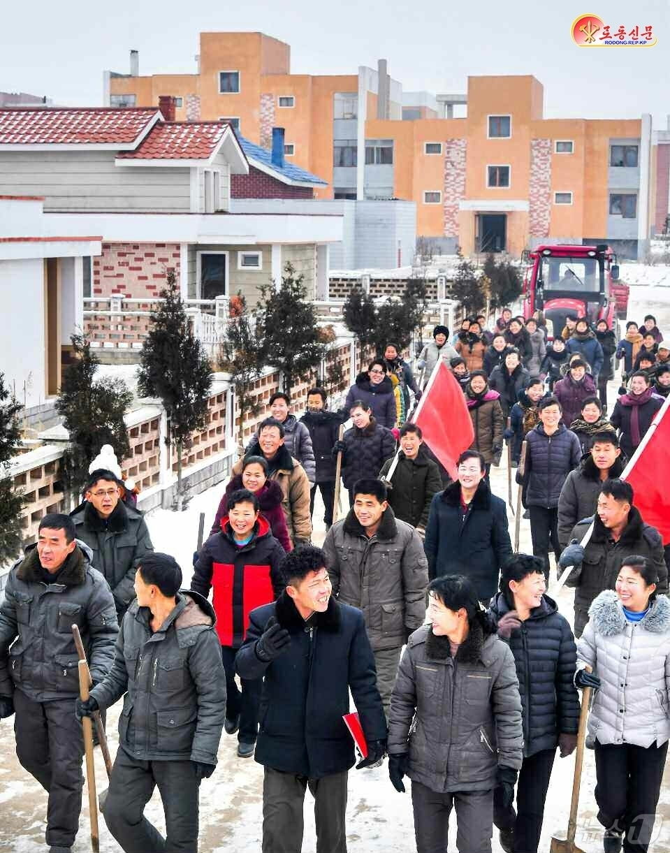 (평양 노동신문=뉴스1) = 북한 노동당 기관지 노동신문은 15일 "올해 농사에서 풍작을 이룩할 열의에 넘쳐 있다"며 문덕군 입석농장을 조명했다. [국내에서만 사용가능. 재배포 금 …