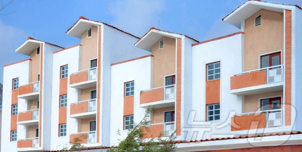 (평양 노동신문=뉴스1) = 북한 노동당 기관지 노동신문은 15일 "원산시 현동리와 고산군 혁창리, 연호리에서 새집들이 행사가 열렸다"라고 보도했다. [국내에서만 사용가능. 재배포 …