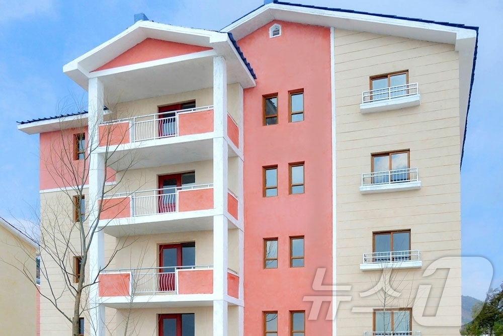 (평양 노동신문=뉴스1) = 북한 노동당 기관지 노동신문은 15일 "원산시 현동리와 고산군 혁창리, 연호리에서 새집들이 행사가 열렸다"라고 보도했다. [국내에서만 사용가능. 재배포 …