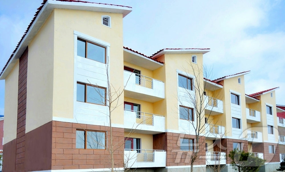 (평양 노동신문=뉴스1) = 북한 노동당 기관지 노동신문은 15일 "원산시 현동리와 고산군 혁창리, 연호리에서 새집들이 행사가 열렸다"라고 보도했다. [국내에서만 사용가능. 재배포 …