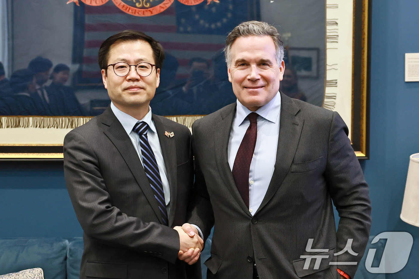 (서울=뉴스1) = 여한구 산업통상부 통상교섭본부장이 14일(현지시간)  미국 워싱턴 D.C. 의회에서 데이브 맥코믹(Dave McCormick) 상원의원과 면담에 앞서 기념 촬영 …