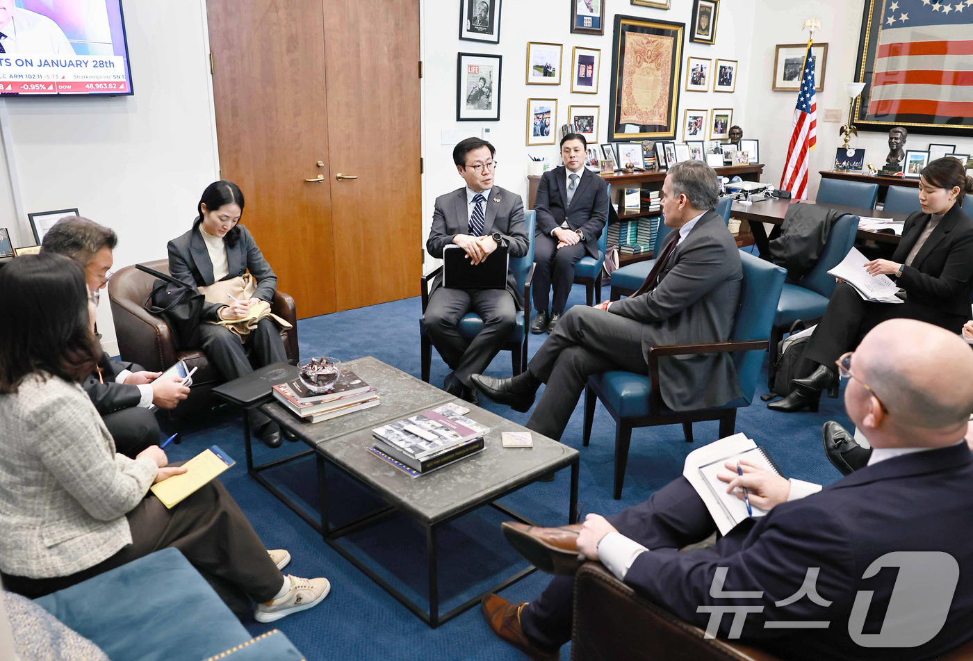 (서울=뉴스1) = 여한구 산업통상부 통상교섭본부장이 14일(현지시간)  미국 워싱턴 D.C. 의회에서 데이브 맥코믹(Dave McCormick) 상원의원과 면담하고 있다. (산업 …