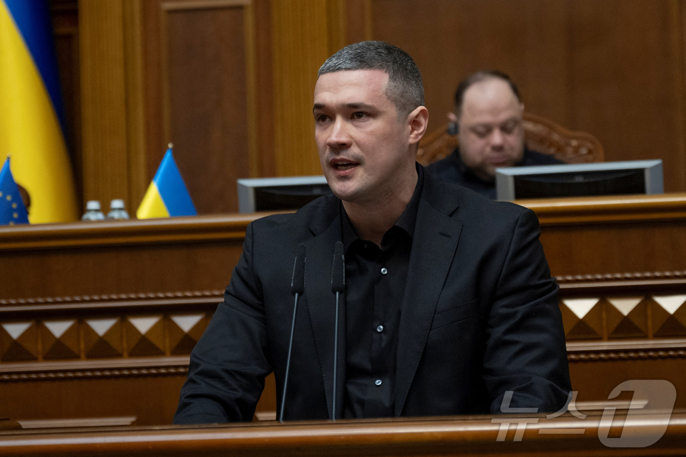 (키이우 로이터=뉴스1) 양은하 기자 = 14일(현지시간) 우크라이나 키이우에서 열린 우크라이나 의회 본회의에서 미하일로 페도로우 신임 국방장관이 의원들에게 연설하고 있다. 202 …