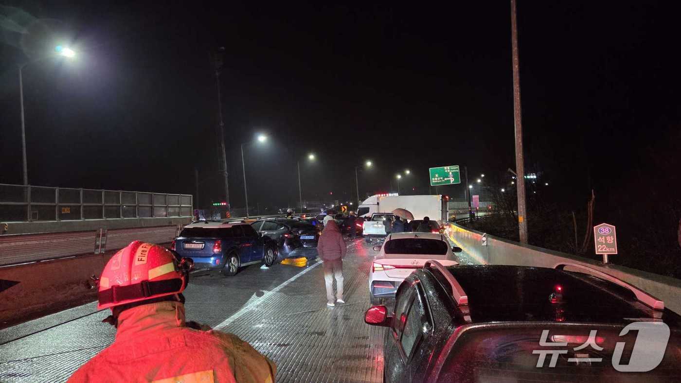 본문 이미지 - 정선군 남면 국도 38호선 증산교차로 인근 도로 교통사고 현장 사진.(강원도소방본부 제공. 재판매 및 DB금지)/뉴스1