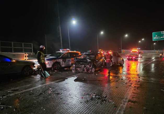 '살얼음에 쾅'…정선 증산교차로 인근서 연쇄 추돌…중상 1명·경상 4명