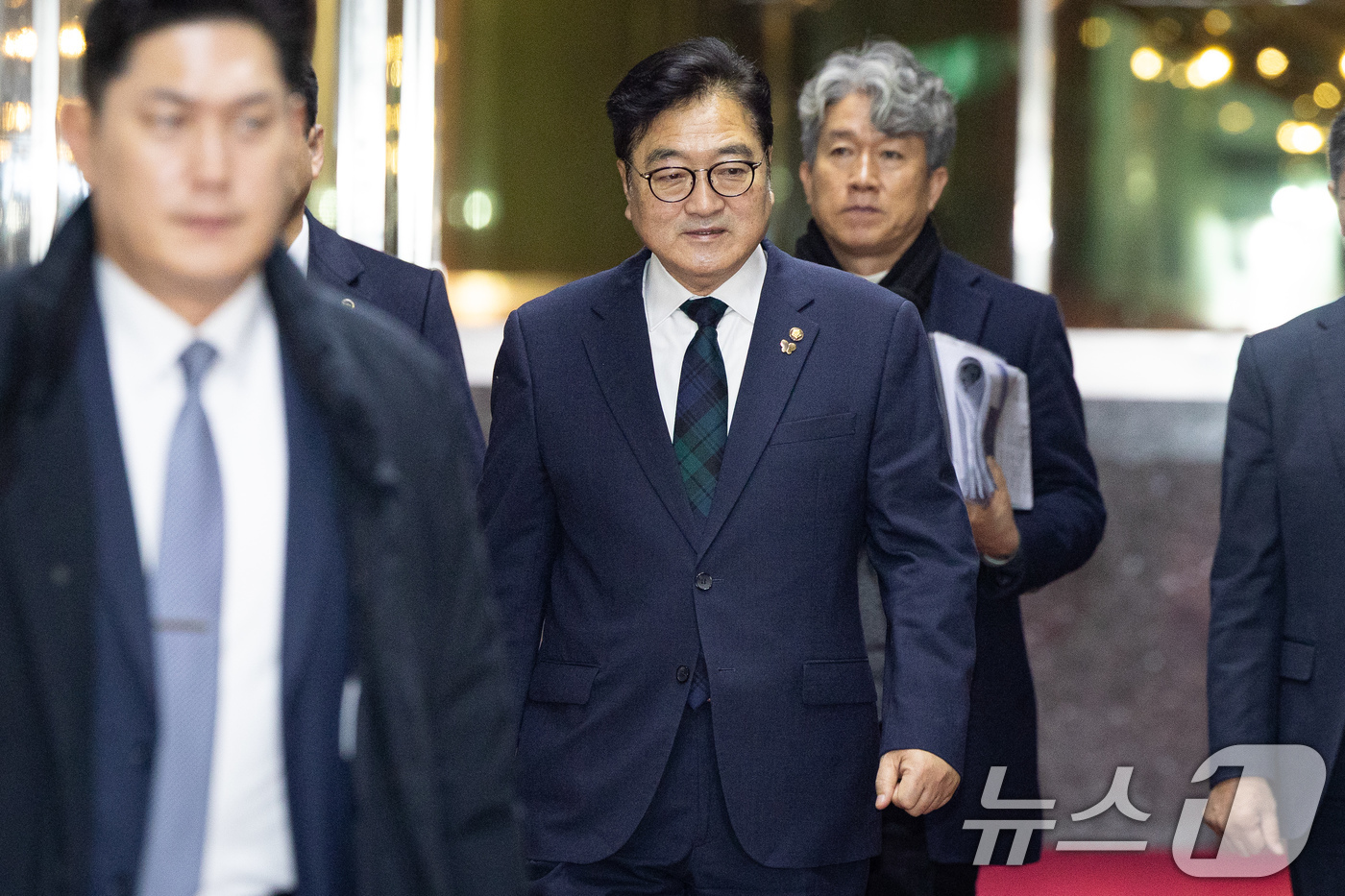 (서울=뉴스1) 유승관 기자 = 우원식 국회의장이 15일 서울 여의도 국회에서 여야 원내대표와 회동하기 위해 집무실로 들어서고 있다. 2026.1.15/뉴스1