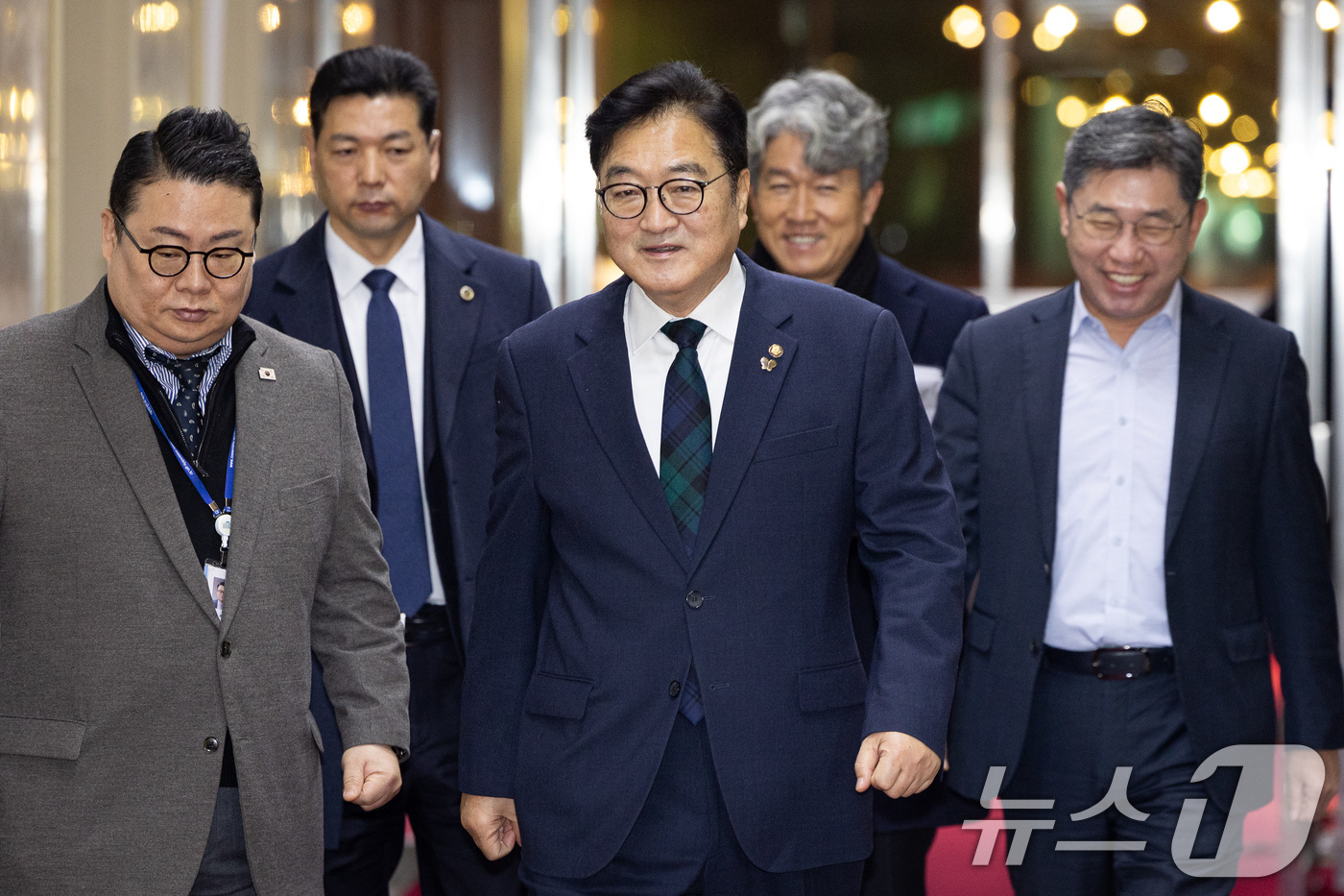 (서울=뉴스1) 유승관 기자 = 우원식 국회의장이 15일 서울 여의도 국회에서 여야 원내대표와 회동하기 위해 집무실로 들어서고 있다. 2026.1.15/뉴스1