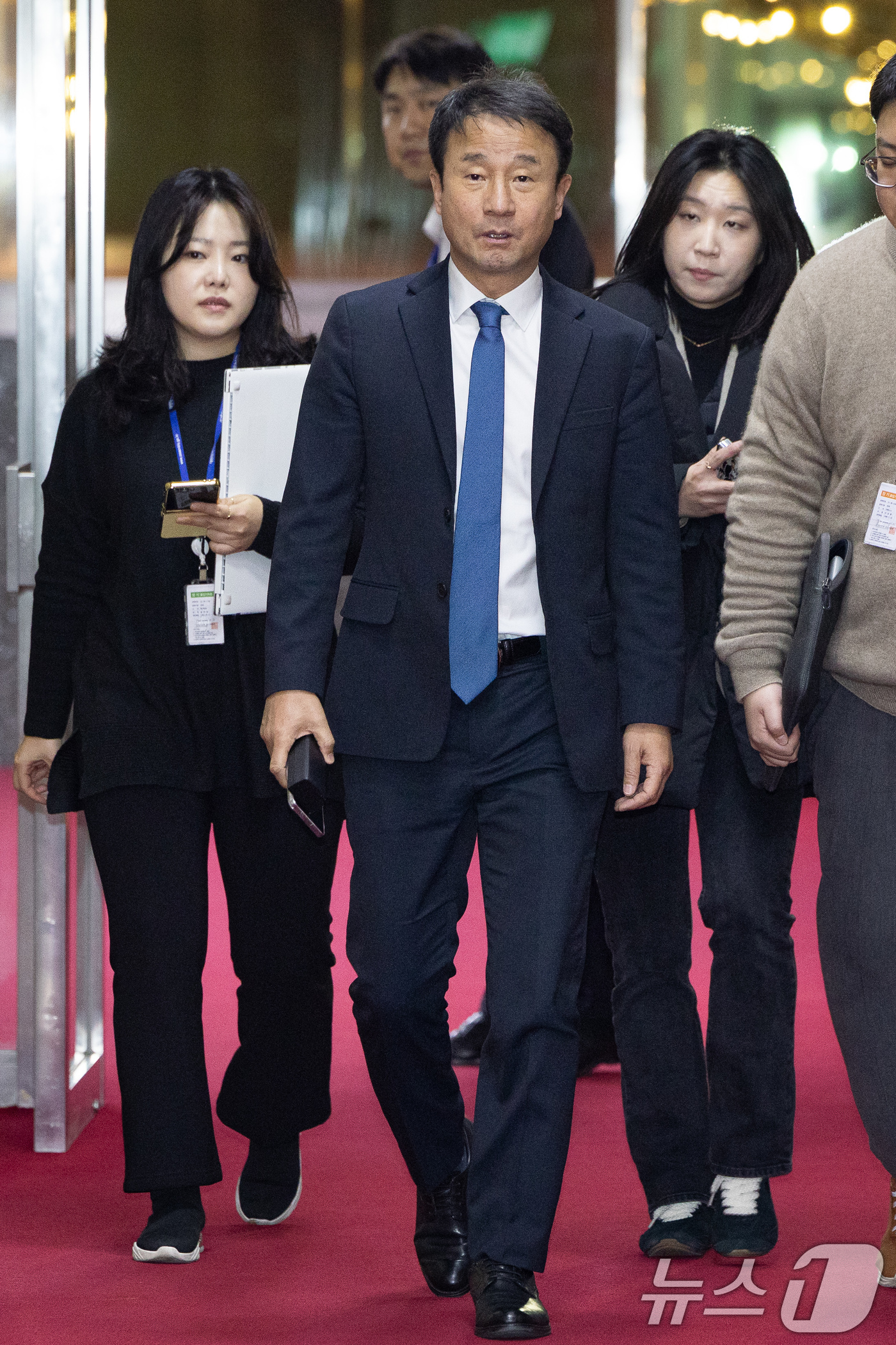 (서울=뉴스1) 유승관 기자 = 한병도 더불어민주당 원내대표가 15일 서울 여의도 국회에서 열린 우원식 국회의장 주재 여야 원내대표 회동을 위해 의장 집무실로 들어서고 있다. 20 …