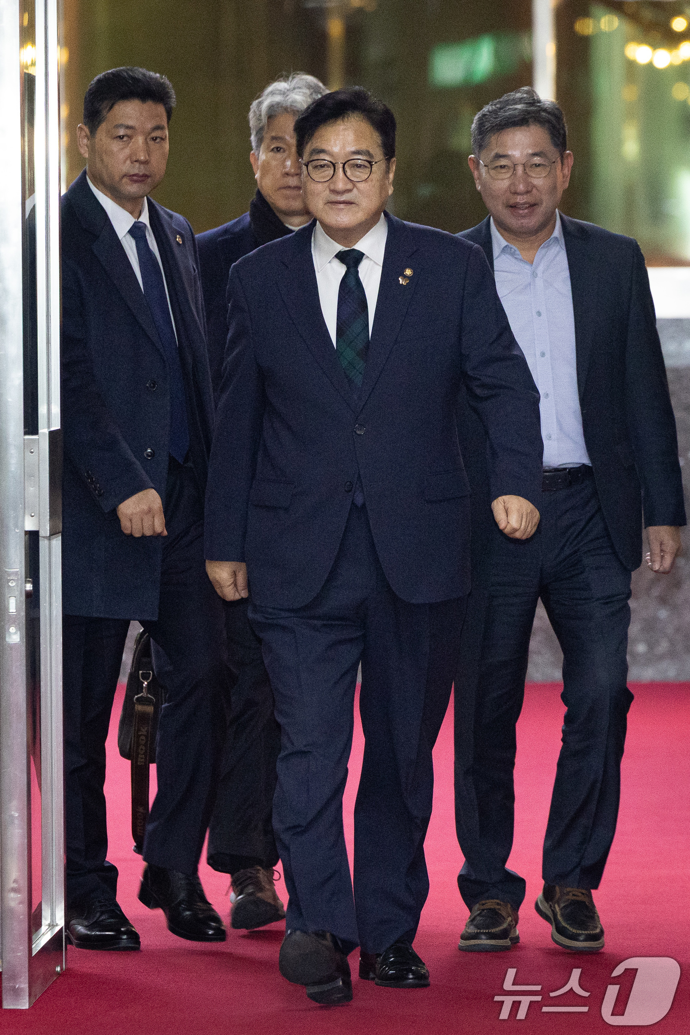 (서울=뉴스1) 유승관 기자 = 우원식 국회의장이 15일 서울 여의도 국회에서 여야 원내대표와 회동하기 위해 집무실로 들어서고 있다. 2026.1.15/뉴스1