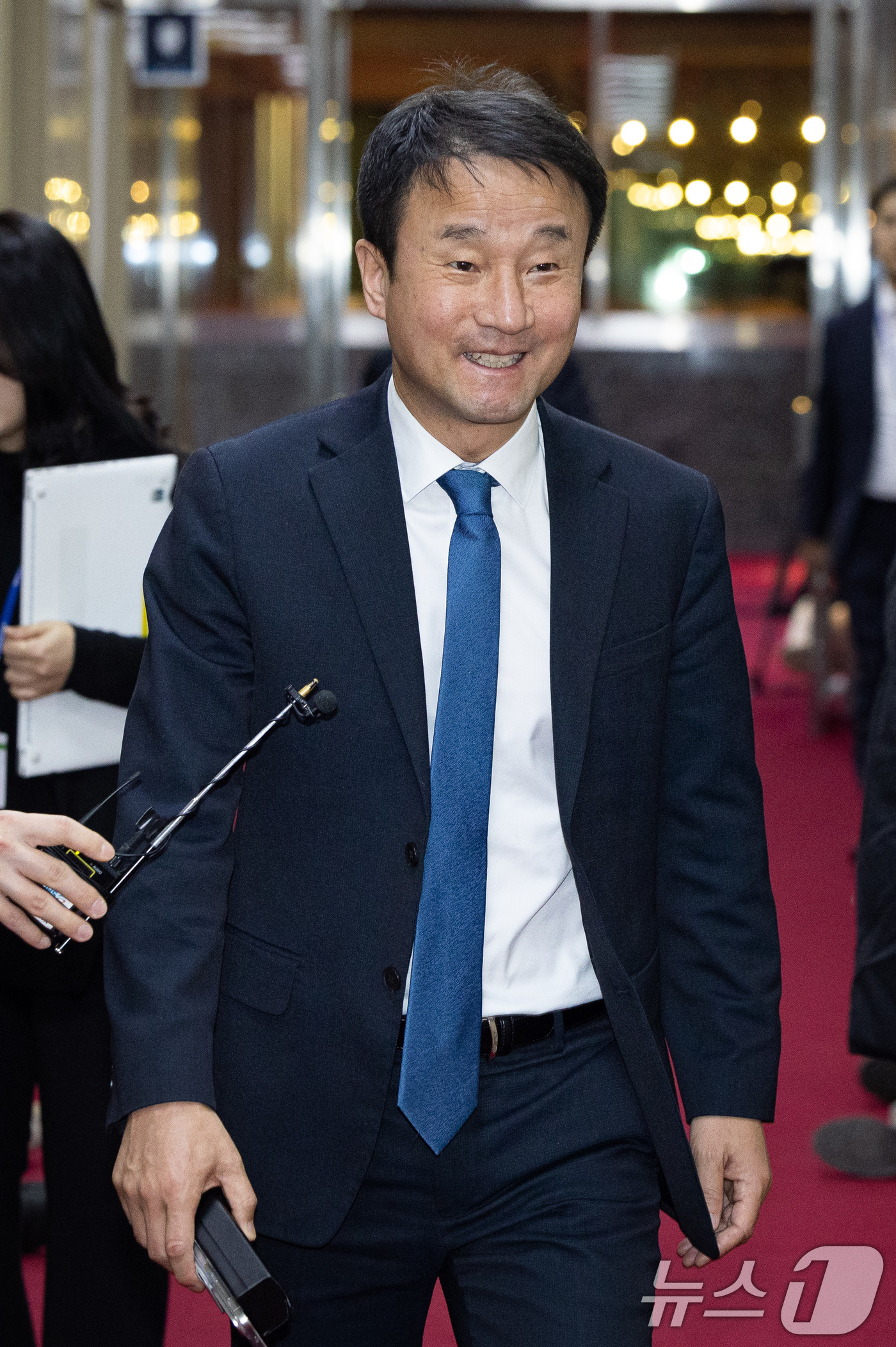 (서울=뉴스1) 유승관 기자 = 한병도 더불어민주당 원내대표가 15일 서울 여의도 국회에서 열린 우원식 국회의장 주재 여야 원내대표 회동을 위해 의장 집무실로 들어서고 있다. 20 …