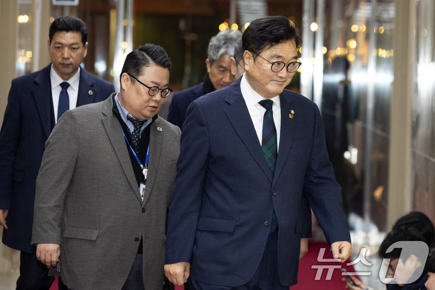 (서울=뉴스1) 유승관 기자 = 우원식 국회의장이 15일 서울 여의도 국회에서 여야 원내대표와 회동하기 위해 집무실로 들어서고 있다. 2026.1.15/뉴스1