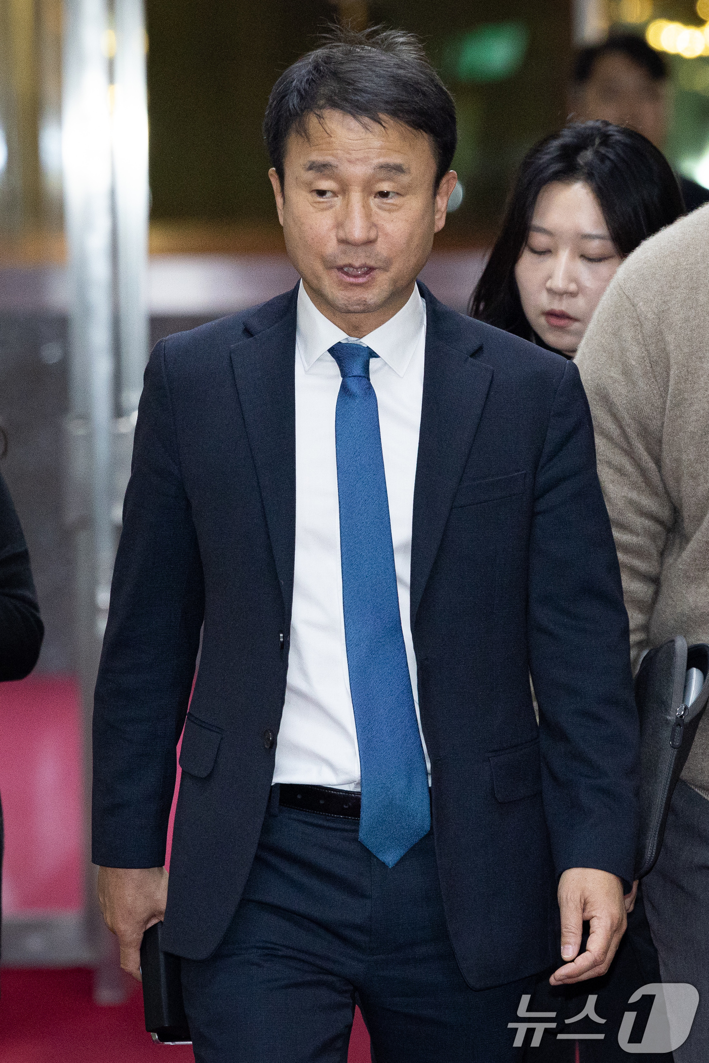 (서울=뉴스1) 유승관 기자 = 한병도 더불어민주당 원내대표가 15일 서울 여의도 국회에서 열린 우원식 국회의장 주재 여야 원내대표 회동을 위해 의장 집무실로 들어서고 있다. 20 …