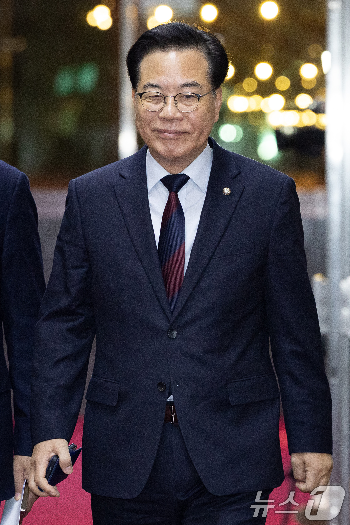 (서울=뉴스1) 유승관 기자 = 송언석 국민의힘 원내대표(오른쪽)와 유상범 원내운영수석부대표가 15일 서울 여의도 국회에서 열린 우원식 국회의장 주재 여야 원내대표 회동을 위해 의 …