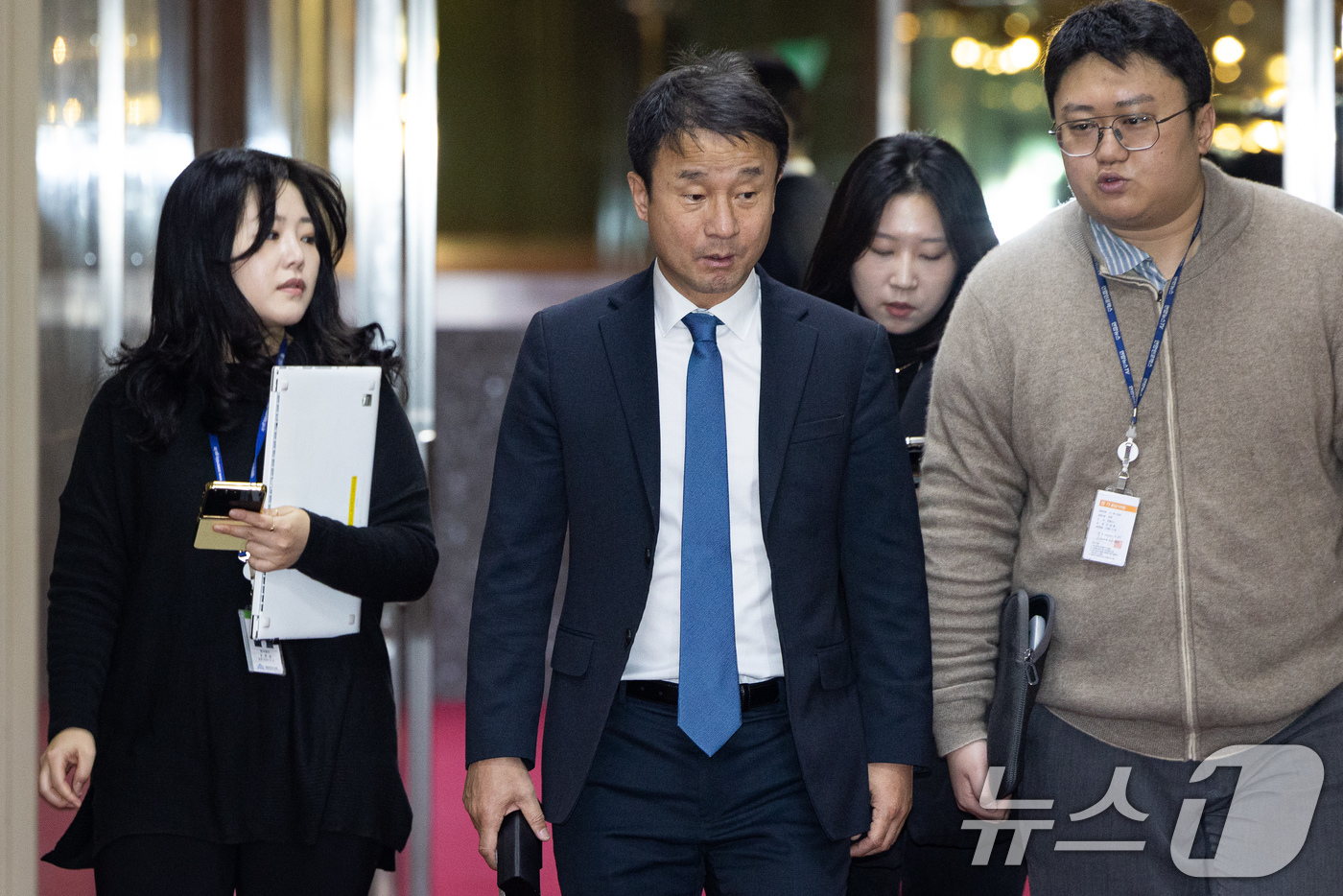 (서울=뉴스1) 유승관 기자 = 한병도 더불어민주당 원내대표가 15일 서울 여의도 국회에서 열린 우원식 국회의장 주재 여야 원내대표 회동을 위해 의장 집무실로 들어서고 있다. 20 …