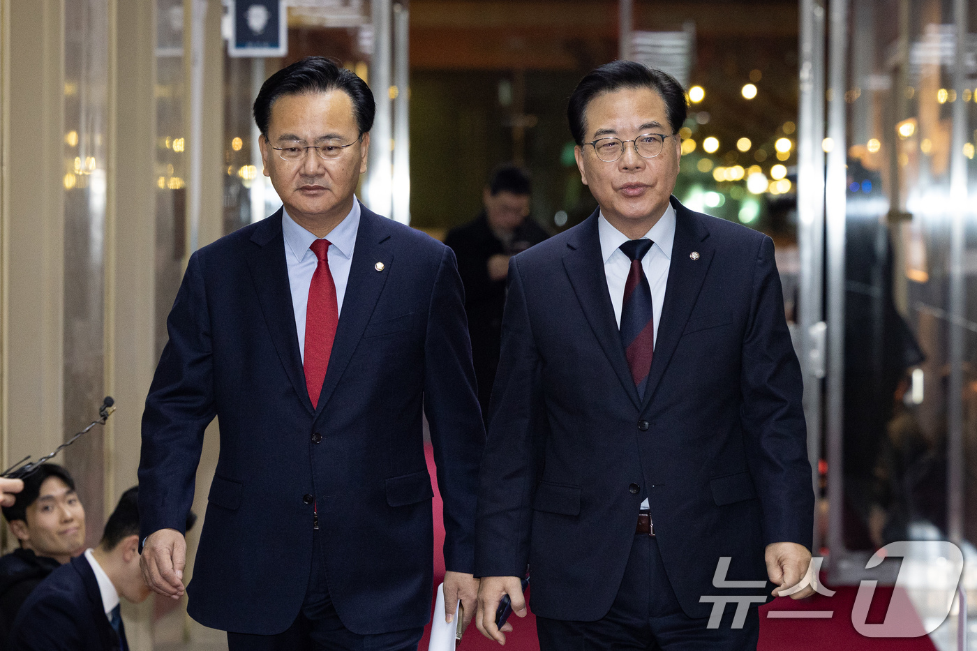 (서울=뉴스1) 유승관 기자 = 송언석 국민의힘 원내대표(오른쪽)와 유상범 원내운영수석부대표가 15일 서울 여의도 국회에서 열린 우원식 국회의장 주재 여야 원내대표 회동을 위해 의 …