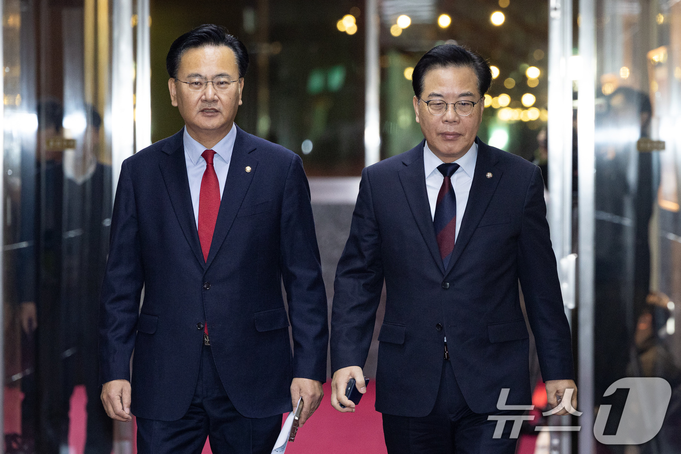 (서울=뉴스1) 유승관 기자 = 송언석 국민의힘 원내대표(오른쪽)와 유상범 원내운영수석부대표가 15일 서울 여의도 국회에서 열린 우원식 국회의장 주재 여야 원내대표 회동을 위해 의 …