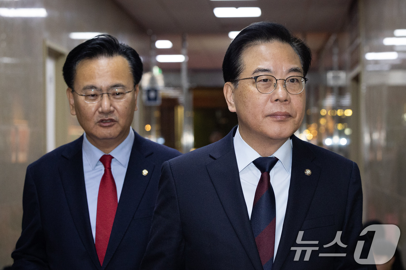 (서울=뉴스1) 유승관 기자 = 송언석 국민의힘 원내대표(오른쪽)와 유상범 원내운영수석부대표가 15일 서울 여의도 국회에서 열린 우원식 국회의장 주재 여야 원내대표 회동을 위해 의 …