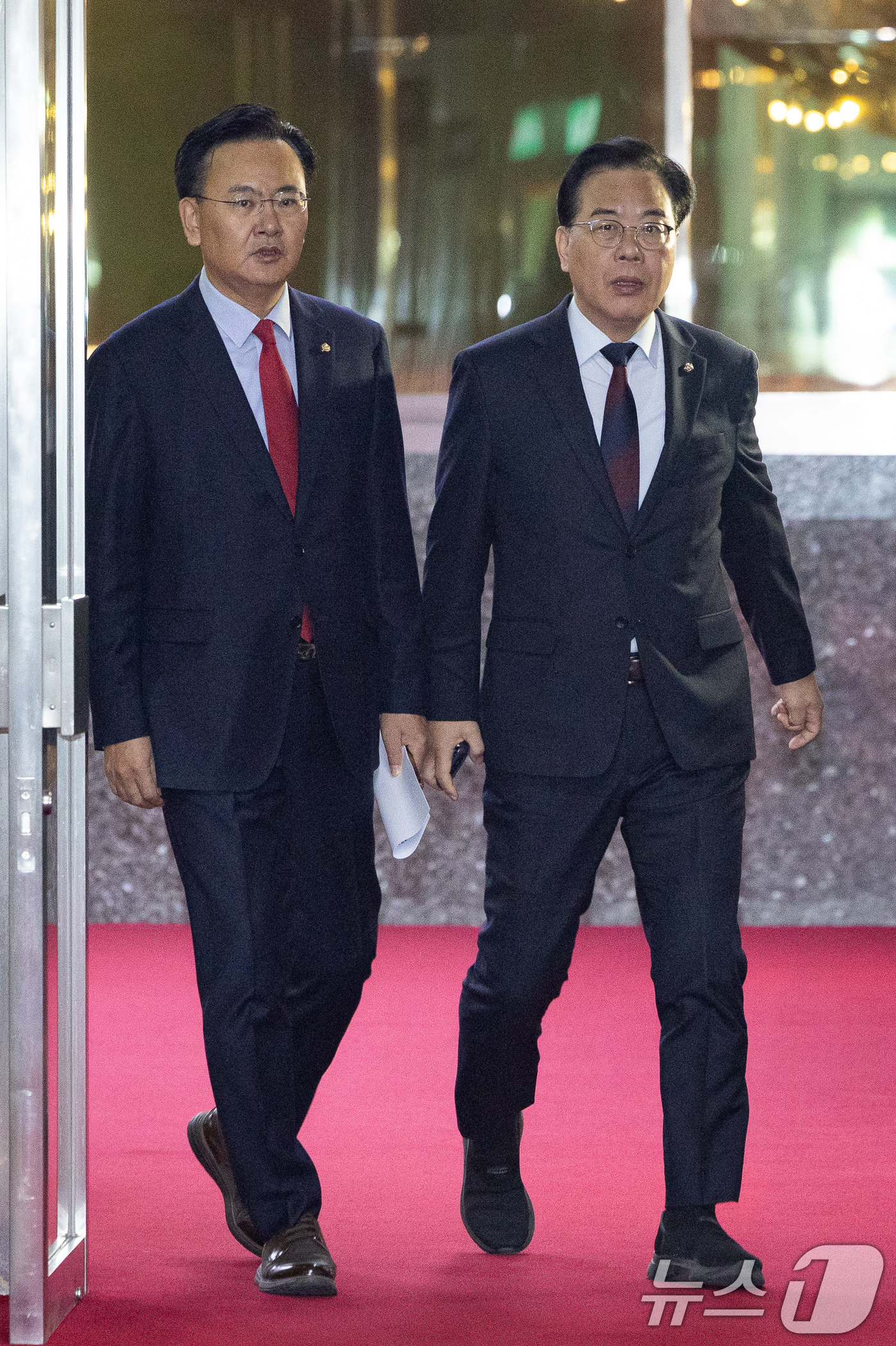 (서울=뉴스1) 유승관 기자 = 송언석 국민의힘 원내대표(오른쪽)와 유상범 원내운영수석부대표가 15일 서울 여의도 국회에서 열린 우원식 국회의장 주재 여야 원내대표 회동을 위해 의 …