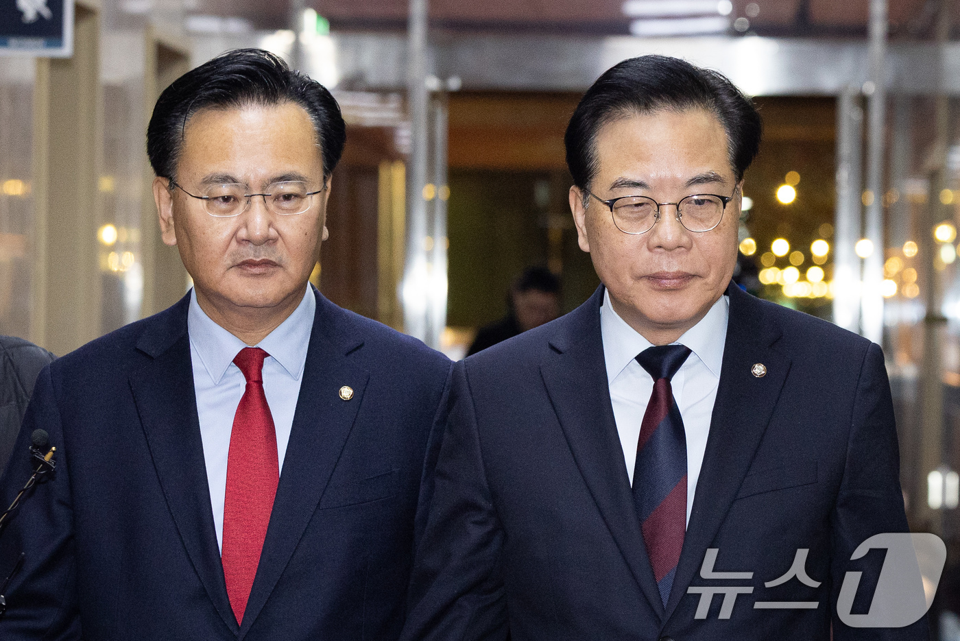 (서울=뉴스1) 유승관 기자 = 송언석 국민의힘 원내대표(오른쪽)와 유상범 원내운영수석부대표가 15일 서울 여의도 국회에서 열린 우원식 국회의장 주재 여야 원내대표 회동을 위해 의 …