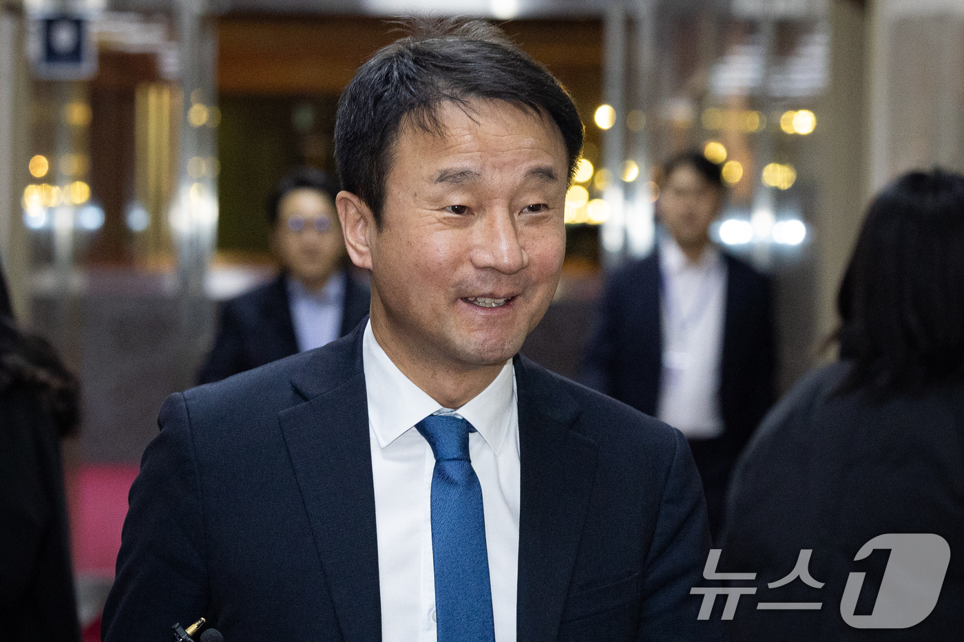 (서울=뉴스1) 유승관 기자 = 한병도 더불어민주당 원내대표가 15일 서울 여의도 국회에서 열린 우원식 국회의장 주재 여야 원내대표 회동을 위해 의장 집무실로 들어서고 있다. 20 …